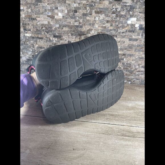 Nike Roshe One Mid Black Pink Leather Sneakers Size 7Y Womens 8.5 807576 001 - Picture 6 of 8